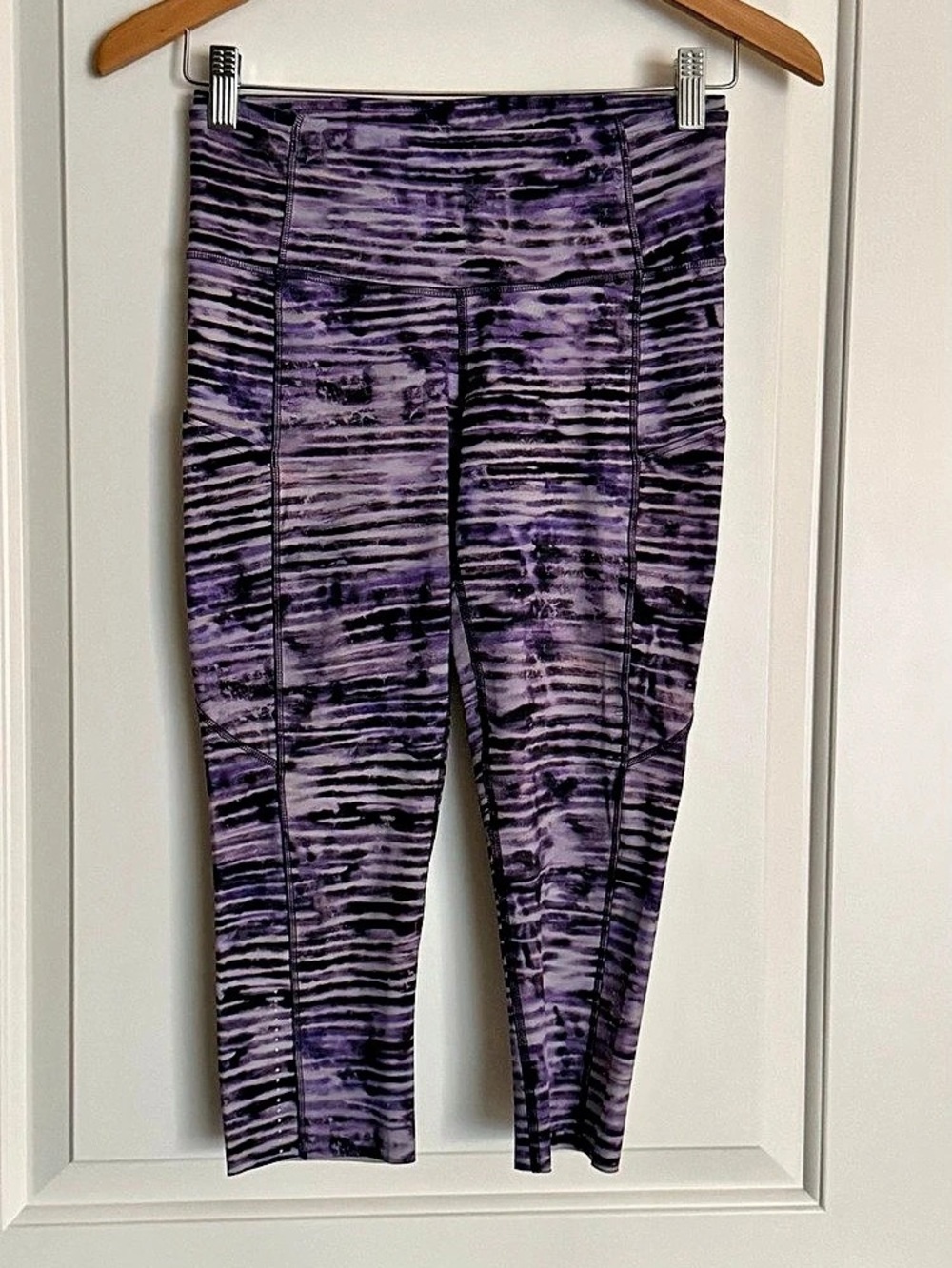 Lululemon Fast and Free Crop 19” Leggings in Purple Stripe Pattern | Size 6